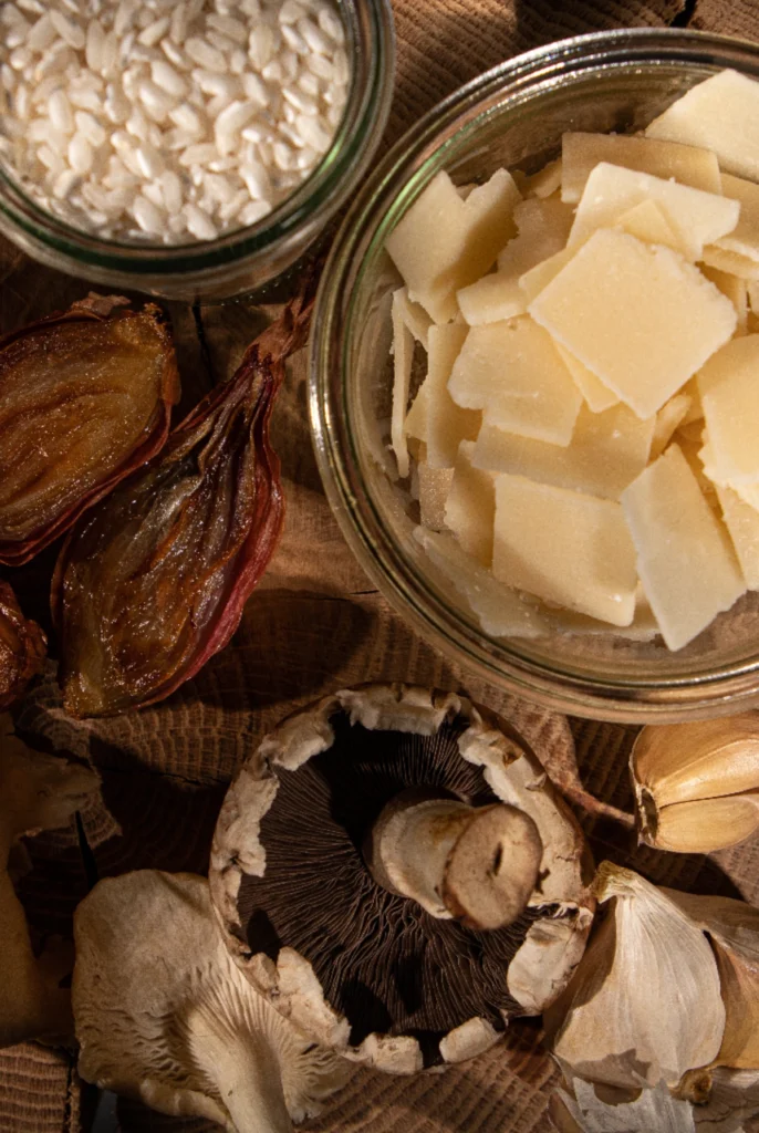 Risotto aux champignons à emporter à Lyon - La Petite Ferme : Savourez un délicieux risotto crémeux aux champignons frais, préparé avec soin par nos chefs. Disponible à emporter, ce plat gourmand est parfait pour un repas réconfortant chez vous ou au bureau. Commandez dès maintenant à La Petite Ferme, Lyon.