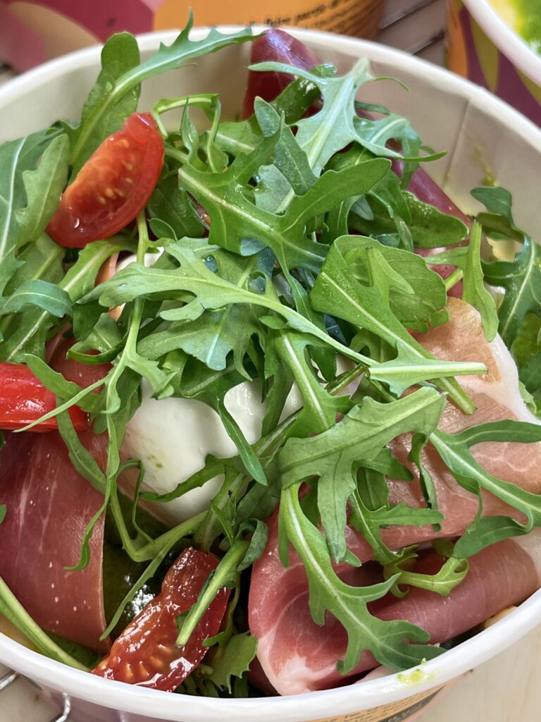 Polenta crémeuse au parmesan avec buratta, jambon cru, tomates cerise et pesto à l’ail des ours – plat cuisiné La Petite Ferme