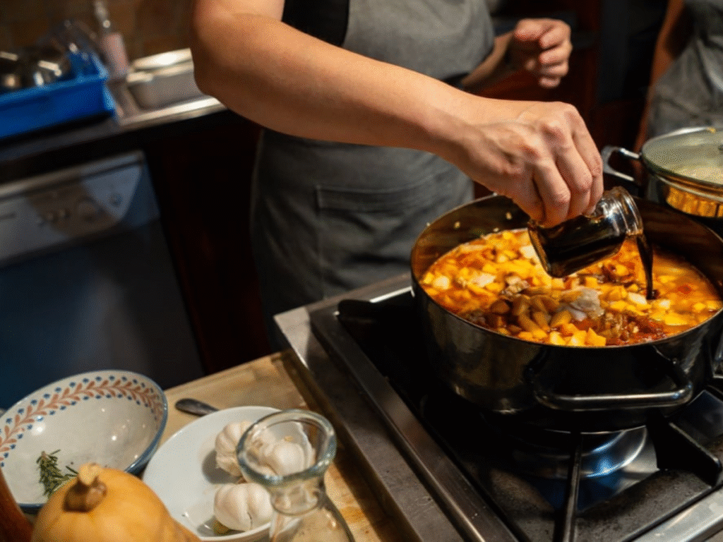 Cuisinier nappant le poulet teriyaki — La petite ferme Lyon